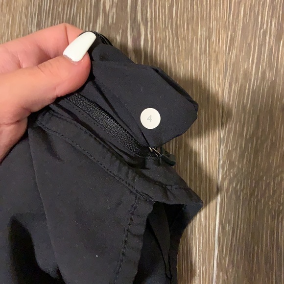 Black Lululemon Tracker Shorts - size 4 - Picture 3 of 3